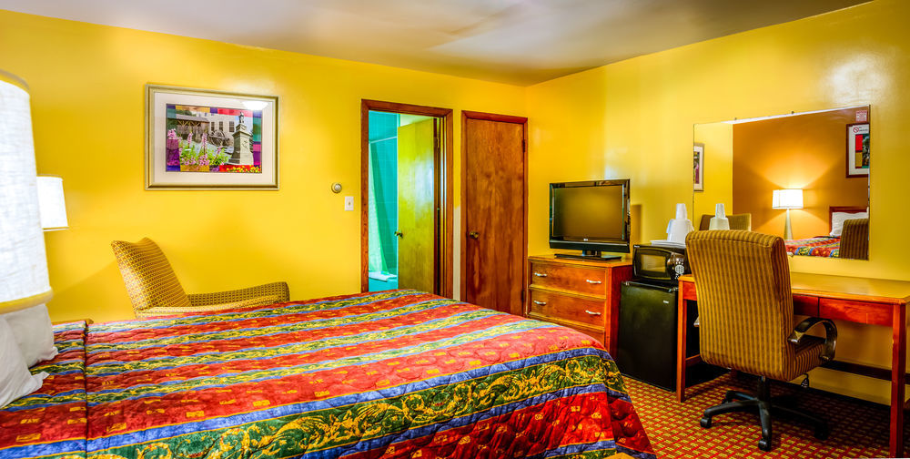 Plaza Inn Пибоди Экстерьер фото