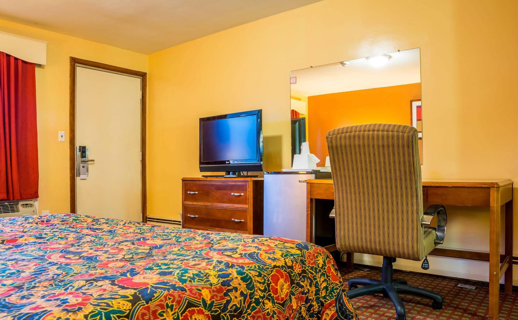 Plaza Inn Пибоди Экстерьер фото